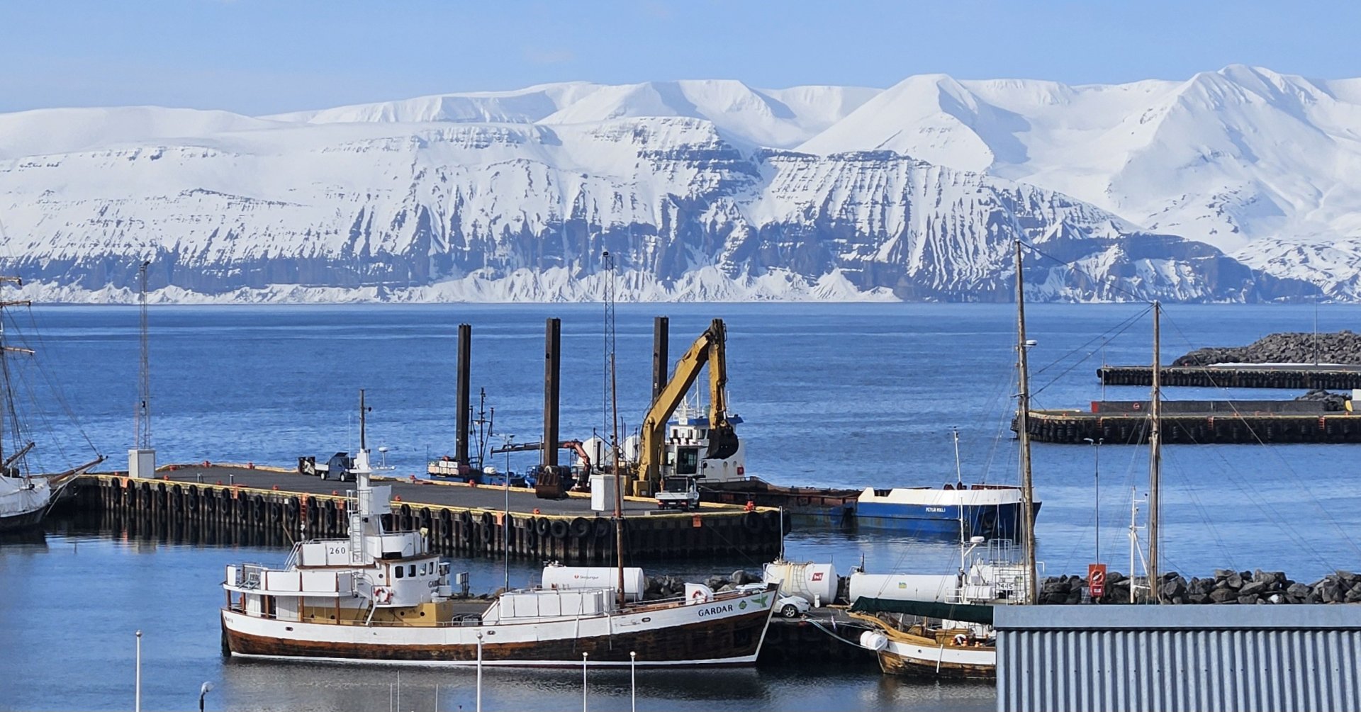 Dýpkunarpramminn Pétur mikli í Húsavíkurhöfn