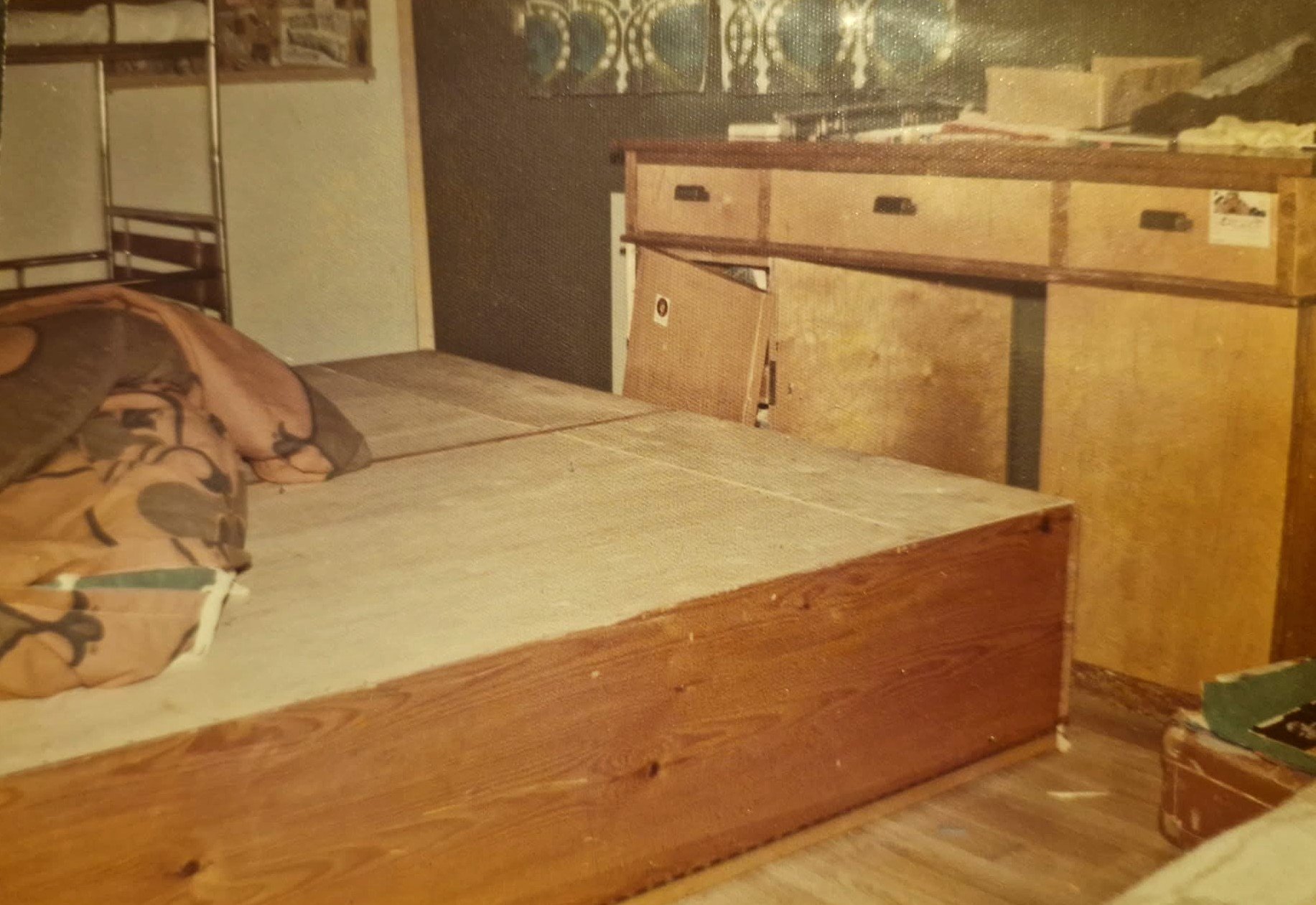 Mynd: Stofan heima hjá Eggerti Marinóssyni eftir skjálftann.