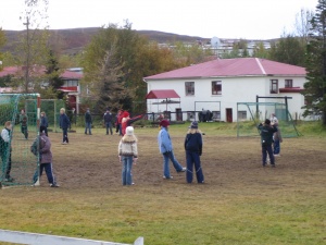 Nemendur að leik við Borgarhólsskóla