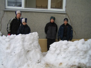 Nemendur í Borgarhólsskóla búnir að búa til virki.