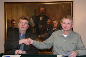 Guðsteinn og Tryggvi takast í hendur