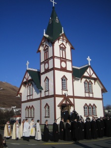 Prestar á leið í Húsavíkurkirkju