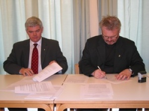 Bergur Elías Ágústsson og Magnús Stefánsson undirrita samninginn
