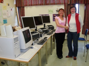 Rannveig afhendir Huld skólastjóra vélarnar