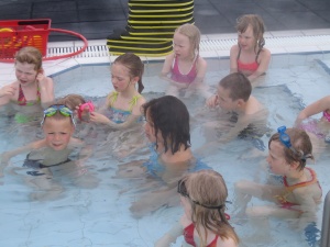 Nemendur í sundkennslu