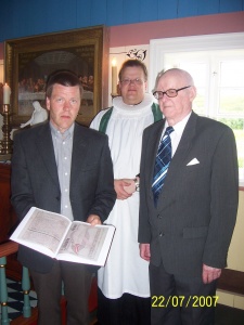 Gunnar Björnsson, sóknarformaður, Séra Jón Ármann og Kristján með bókina.