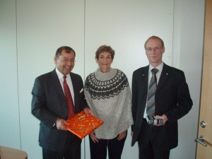 Alp og Elaine Mehmet ásamt Guðbjarti Ellert Jónssyni, fjármálastjóra Norðurþings