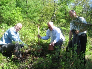 Kristján gróðursetur tré - mynd: Jón Grímsson