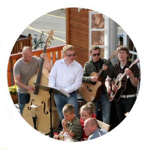 S.O.S. spila fyrir framan Skuld í fyrra