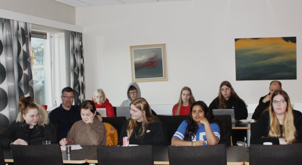 Nemendur FSH í stjórnmálafræðiáfanga fjölmenntu á sveitarstjórnarfund fyrir tæpu ári síðan en vegna …