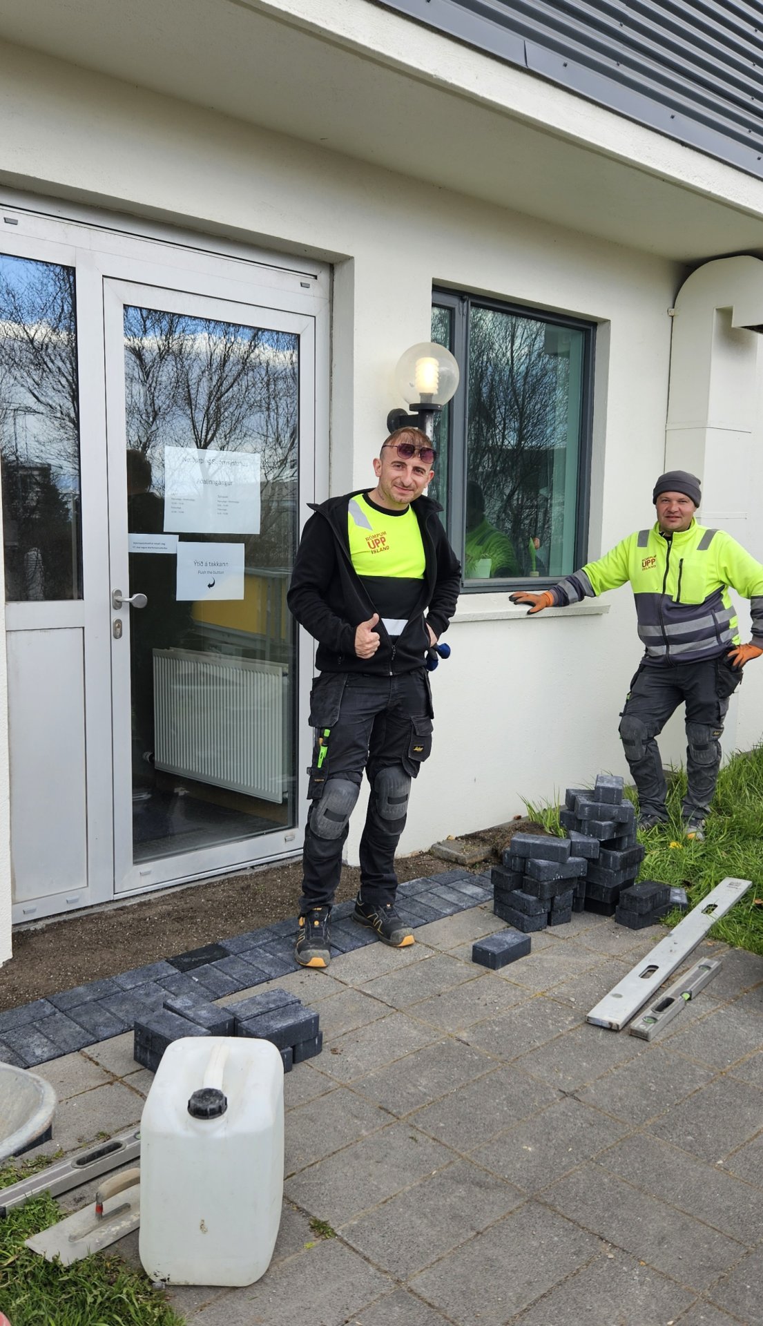 Starfsmenn Römpum upp Ísland