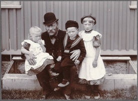Þórður Guðjonsen með börnum sínum/Mynd:Cornell University Library