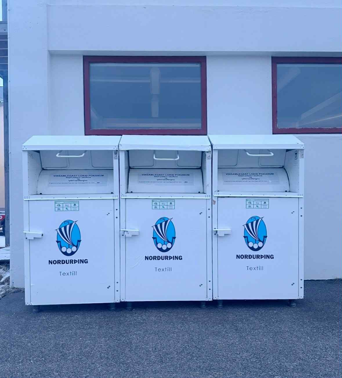 Textílgámar sem stóðu við Vallholtsveg eru nú staðsettir á grenndarstöð við Tún