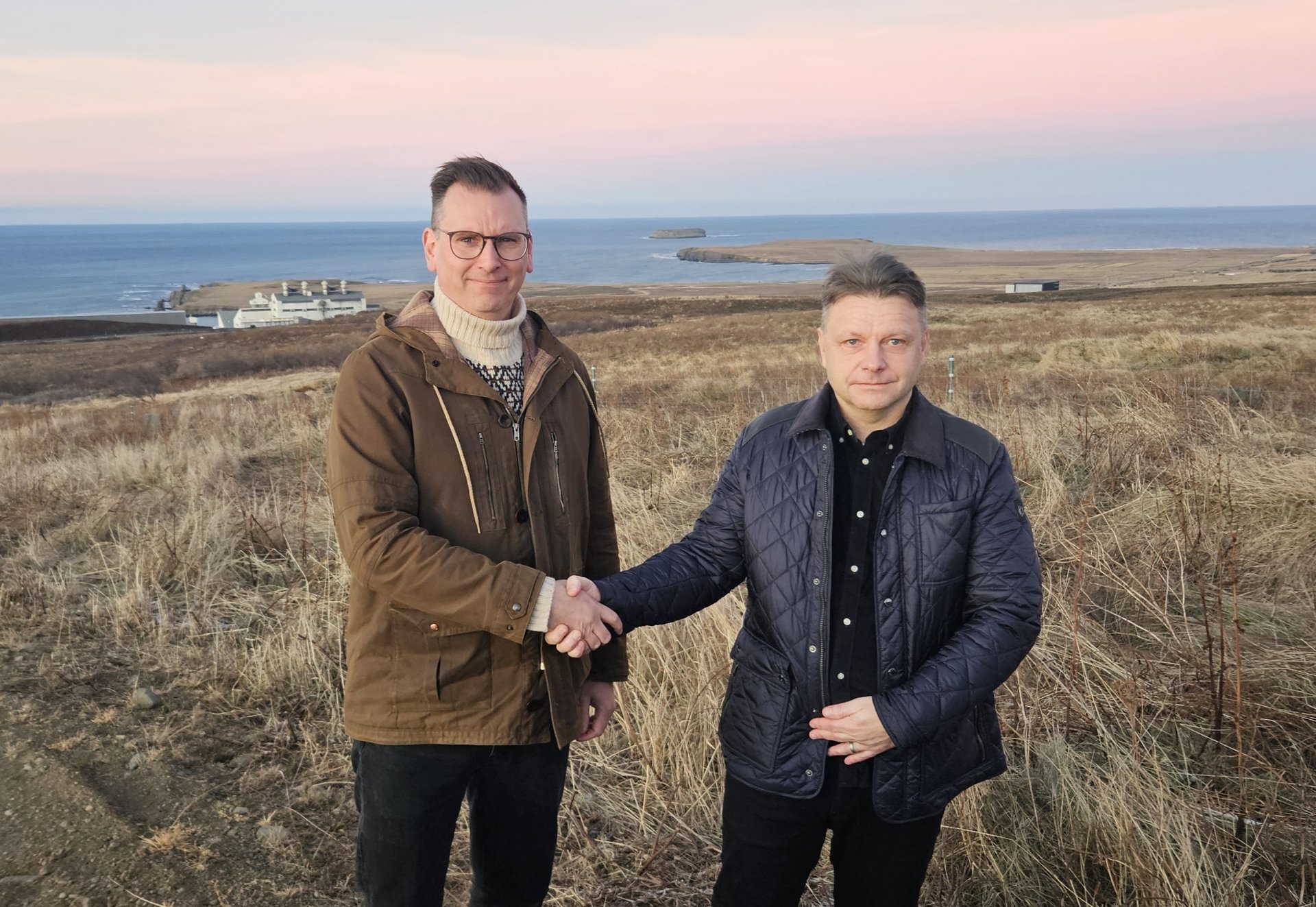 Björn Gíslason og Bergþór Bjarnason við undirritun ráðningar í dag