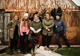 Háskólanemarnir átta sem vinna að rannsókn á eyðibýlum á Vesturlandi og Norðausturlandi í sumar. Efr&hellip;