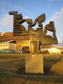 Verkið Farfuglar við Borgarhólsskóla