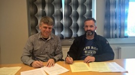 Gunnlaugur Aðalbjarnarson og Fannar Helgi Þorvaldsson skrifa undir nýja samninginn