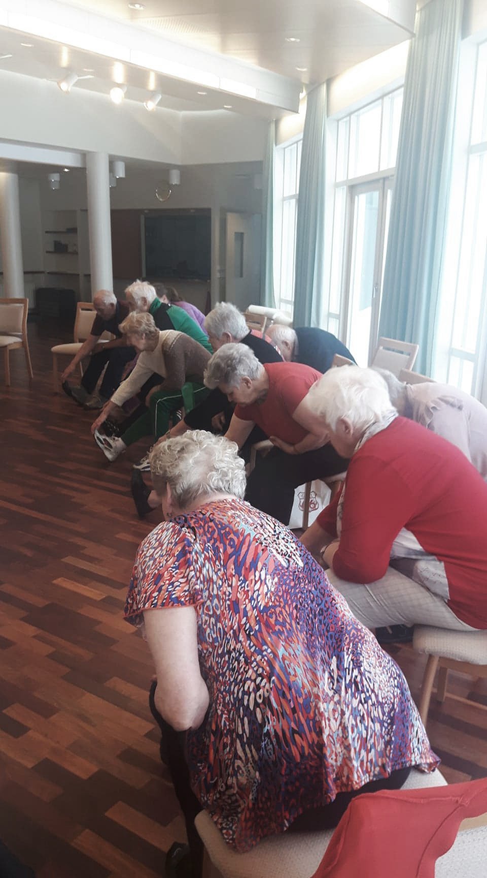 Aldraðir teygja sig og fetta í Miðhvammi