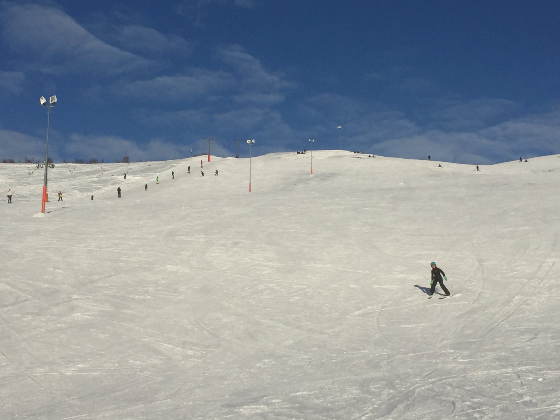 Skemmt sér á skíðum í Skálamel