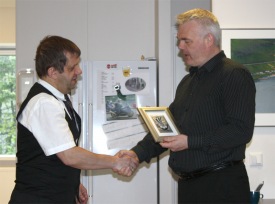 Kristbjörn veitir viðurkenningunni viðtöku