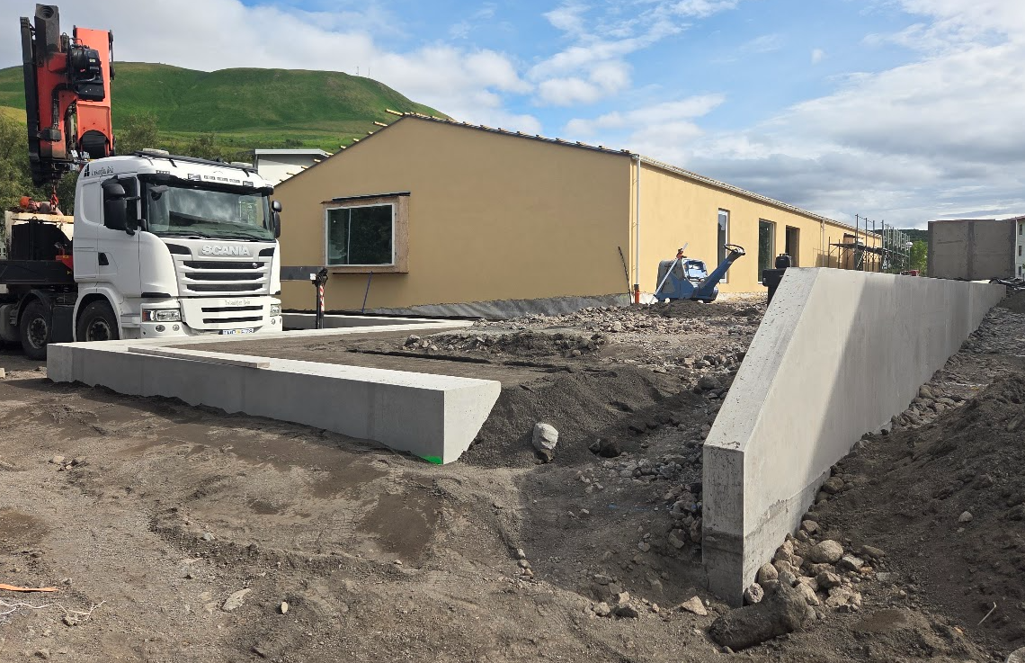 Lóðarfrágangur á skólalóð í fullum gangi