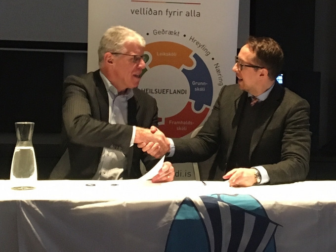 Birgir Jakobsson Landlæknir og Kristján Þór Magnússon sveitarstjóri Norðurþings undirrita samning um…