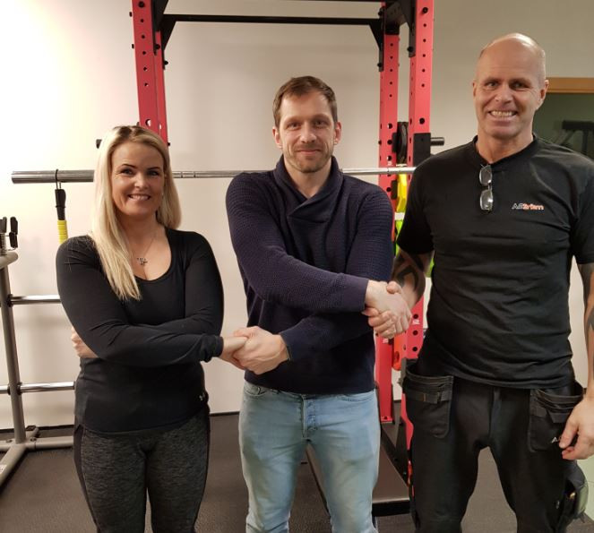 Angela, Kjartan Páll Íþrótta og tómstundafulltrúi og Gísli eftir undirskrift samninga.