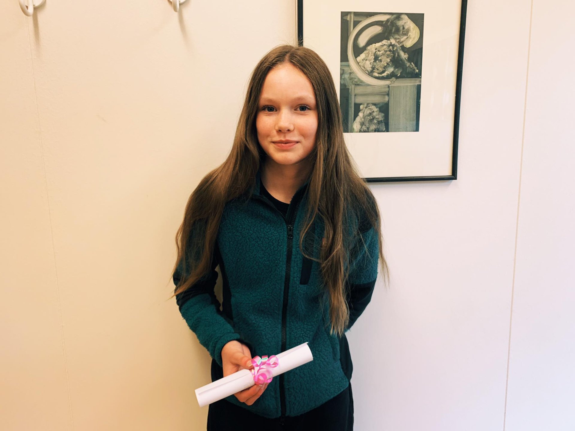 Júlía Björg Ingvarsdóttir með gjafabréfið