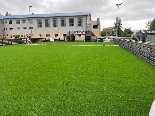 Nýtt gervigras á sparkvelli við Borgarhólsskóla