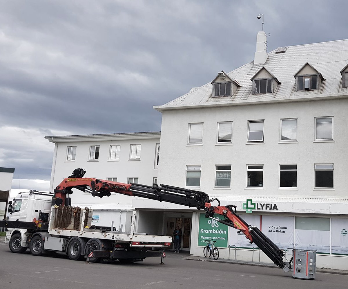 Unnið að uppsetningu vefmyndavélar á þaki Kaupfélagshússins. Búið er að koma henni upp og aðeins tæk…