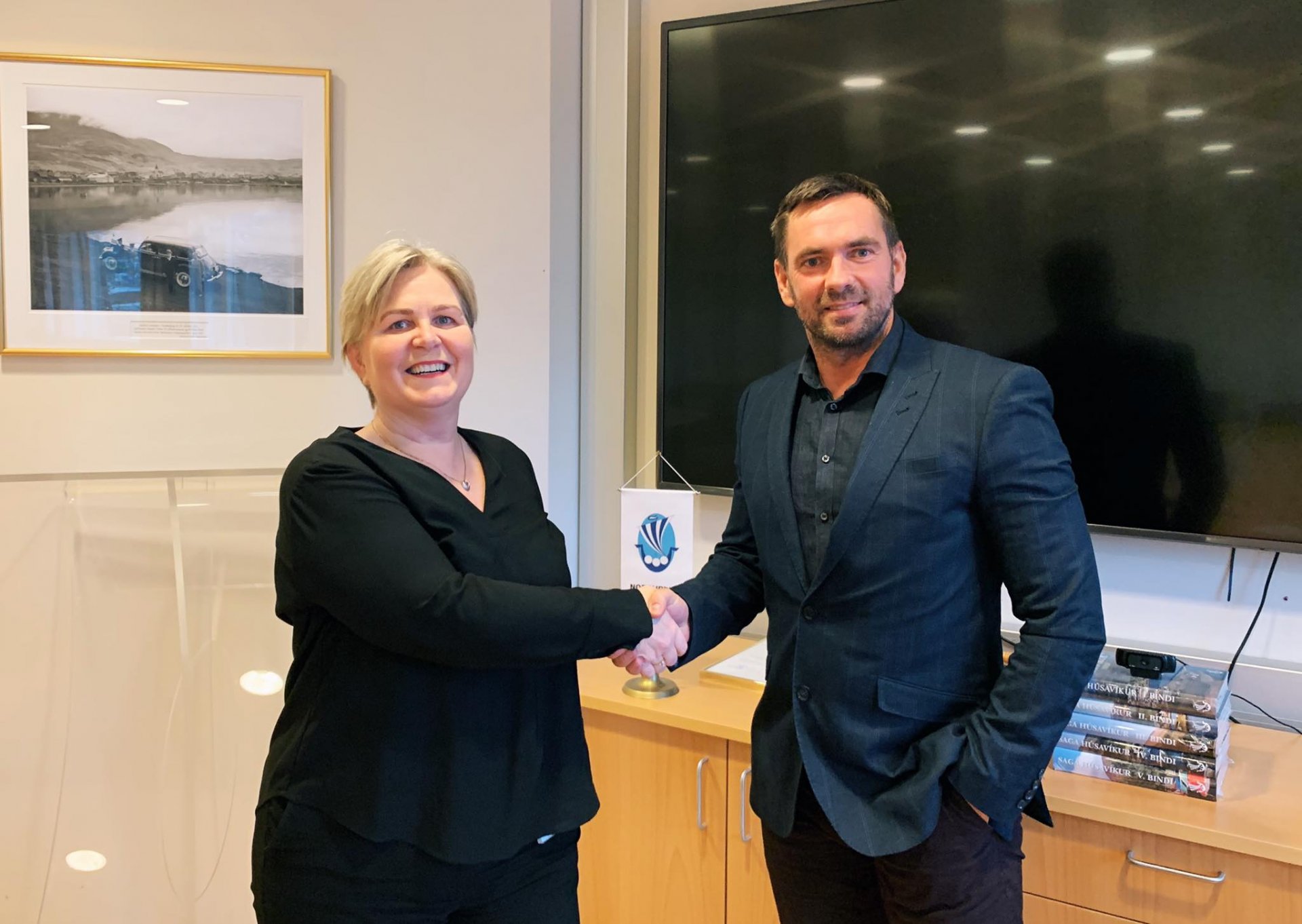 Drífa Valdimarsdóttir, staðgengill sveitarstjóra ásamt Þorvaldi Þorsteinssyni, viðskiptastjóra Vís.